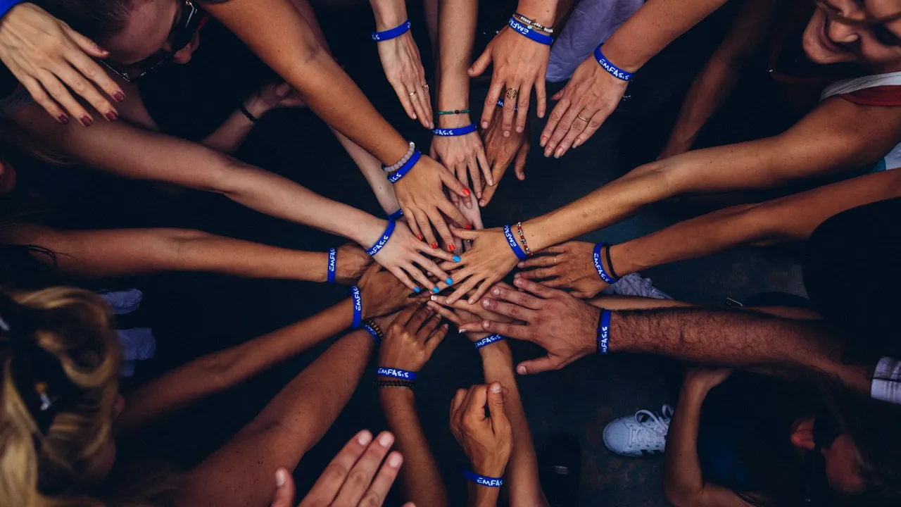 Membres de l'Association Ben Kadi et communautés locales lors d'une action solidaire et éducative